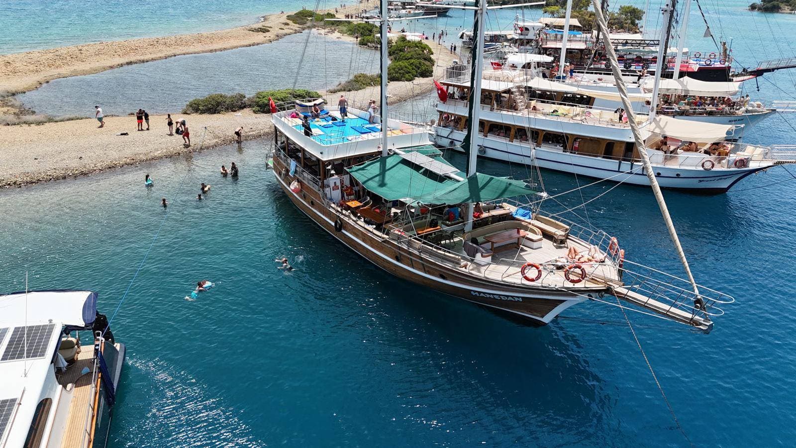 12 Islands Boat Tour with Hanedan Boat