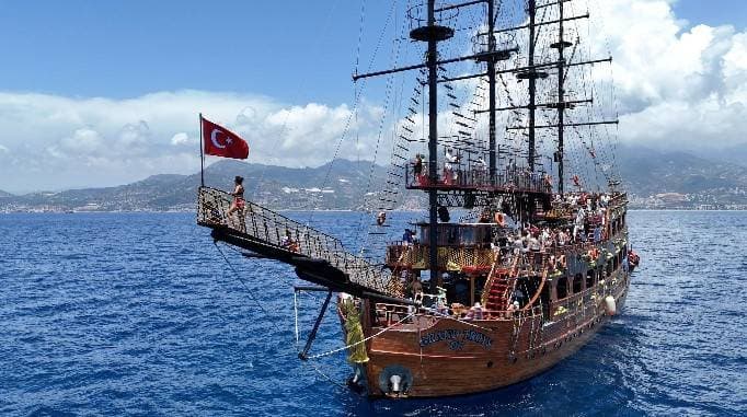 Grand Troys: Pirate Boat with Transfer, Lunch & Soft Drinks in Alanya